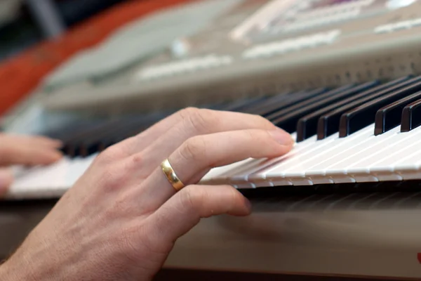 Zongorista-zongora játékos kezét — Stock Fotó