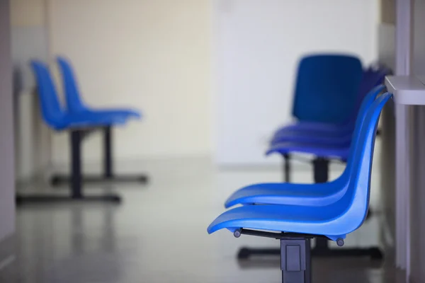 Waiting room blue chairs door — Stock Photo, Image