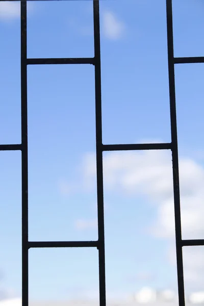 Тюрьма, тюрьма Голубое небо с облаками метеорологии — стоковое фото