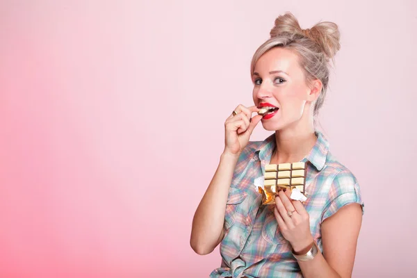 Pinup menina mulher comer chocolate retrato — Fotografia de Stock