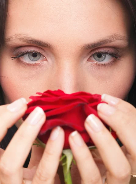 Close-up portret van aantrekkelijke jonge vrouw met een rode roos — Stockfoto