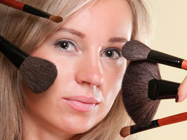 Vacker ung kvinna make-up borste gul — Stockfoto