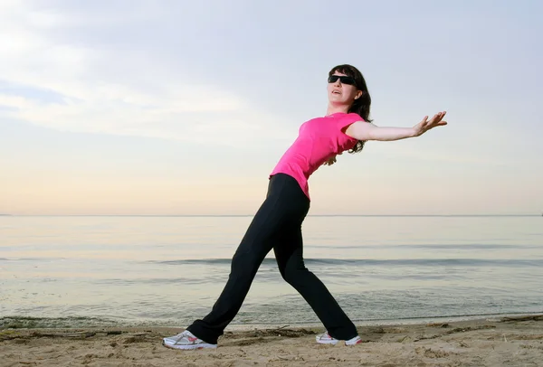 Exercising on the beach — Stock Photo, Image