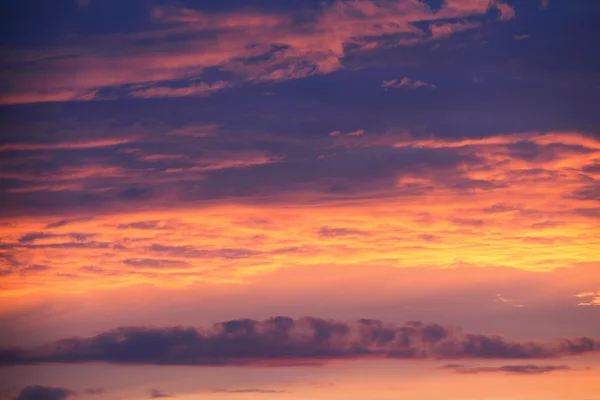 Bulutlu gökyüzü dramatik gündoğumu günbatımı — Stok fotoğraf