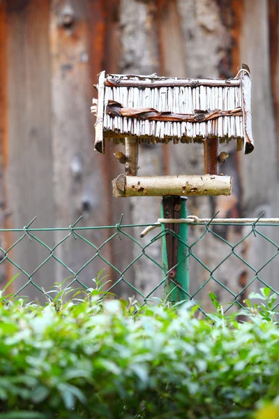 Mangeoire d'oiseaux fait à la main nature extérieure — Photo