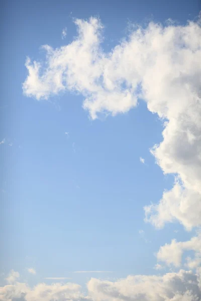 Le ciel bleu et les nuages — Photo