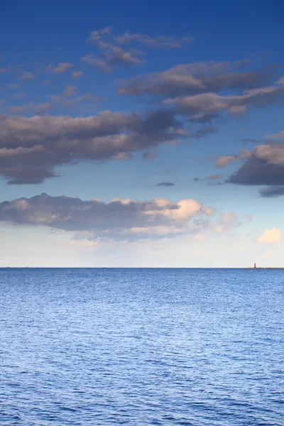 Cielo azul nublado que sale hacia el horizonte mar de superficie azul — Foto de Stock