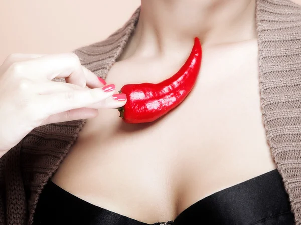 Mujer sexy con sujetador negro con comida de chile — Foto de Stock