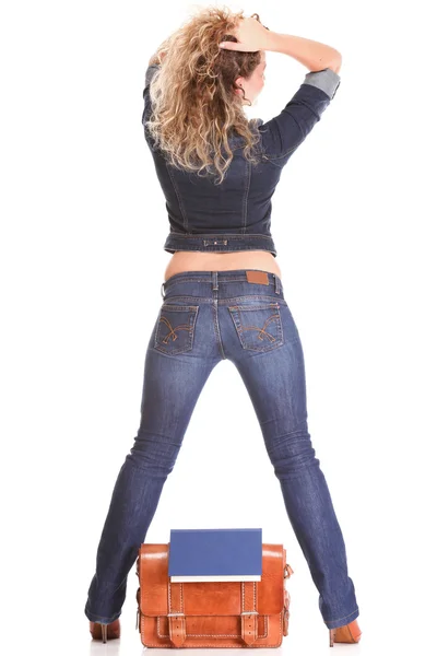 Güzel bir genç kadın sarışın ayakta tam vücut Jeans ayır — Stok fotoğraf