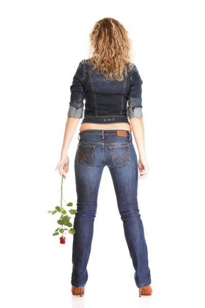 Linda jovem loira em jeans romântica rosa vermelha isolada — Fotografia de Stock