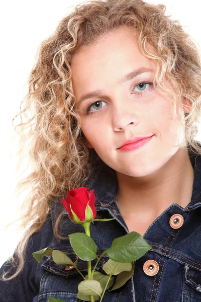 Linda jovem loira no retrato romântico vermelho rosa isola — Fotografia de Stock