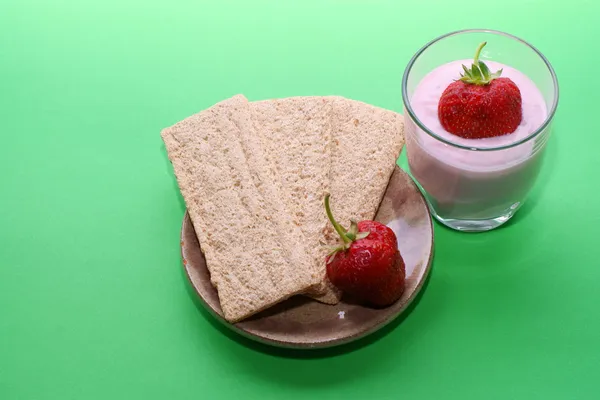Bröd och majs, vete, jordgubb smoothie — Stockfoto
