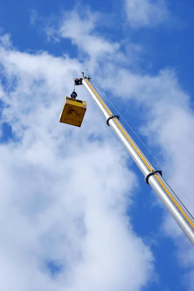 Lift Bucket Against Blue Sky Background — Stock Photo, Image