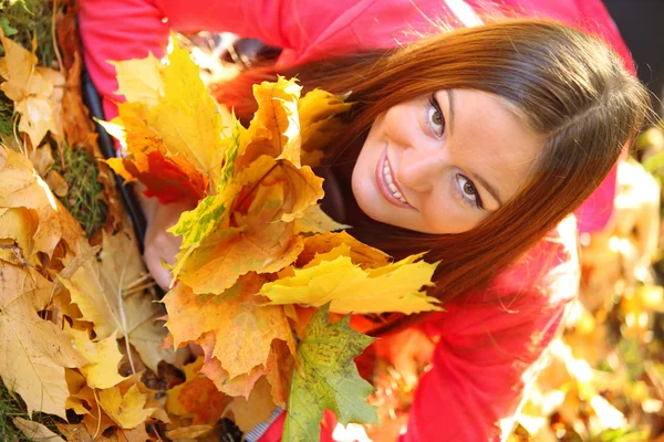 Otoño mujer sobre hojas fondo —  Fotos de Stock