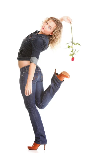 Vacker ung kvinna blondin i jeans romantiska röd ros isolerade — Stockfoto