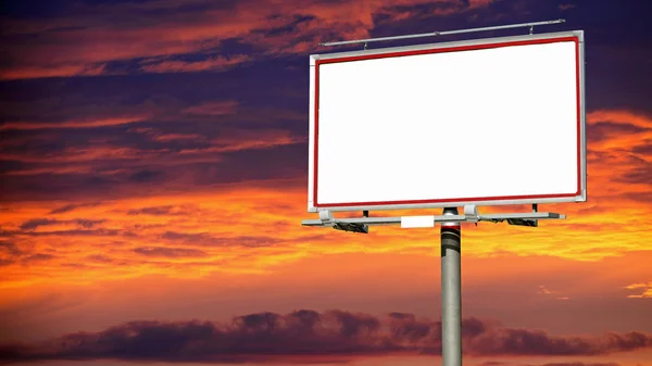 Lege witte billboard over avondlucht voor uw advertentie — Stockfoto