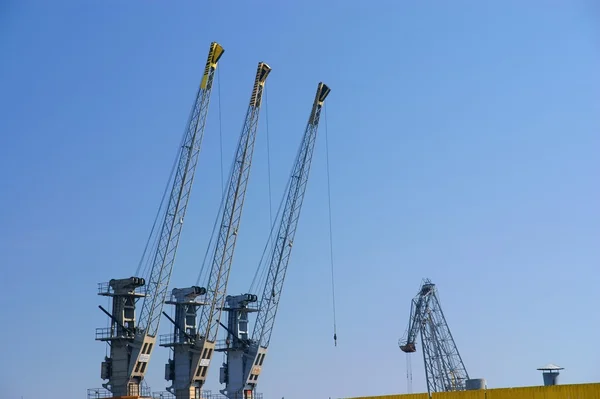 Harbor cranes under blue sky — Stock Photo, Image