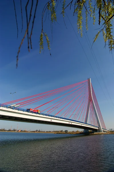 Asma köprü mavi gökyüzü üzerinde — Stok fotoğraf