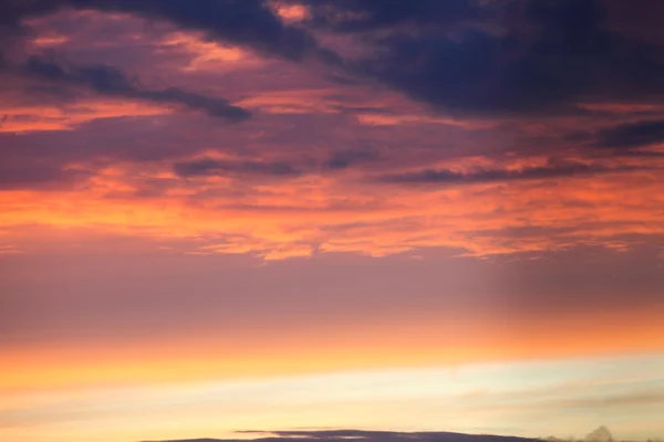Dramático pôr-do-sol Sunrise Sky com nuvens — Fotografia de Stock