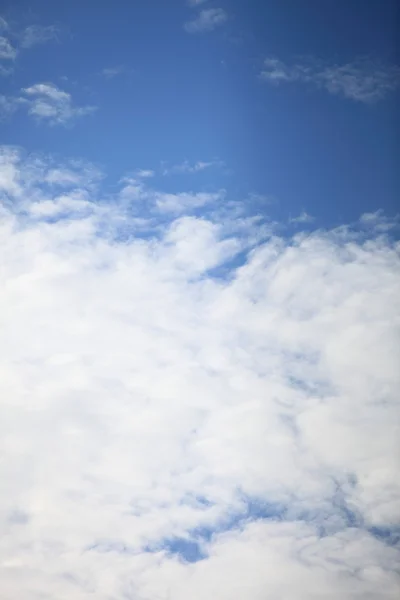 O céu azul e nuvens — Fotografia de Stock