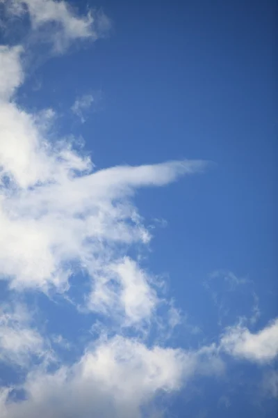 El cielo azul y las nubes —  Fotos de Stock