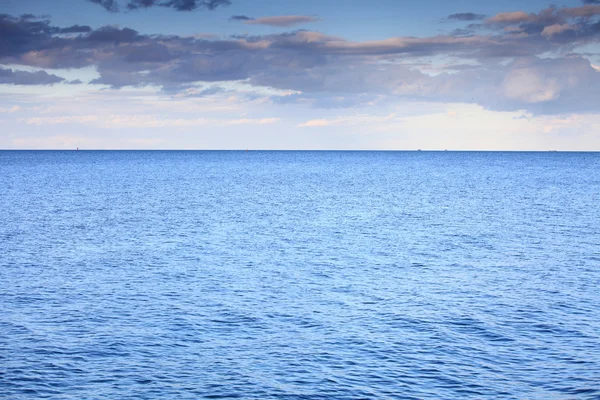 흐린 푸른 하늘 푸른 지평선 표면 바다를 떠나 — 스톡 사진