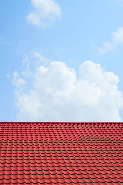 Rött tak och blå himmel — Stockfoto