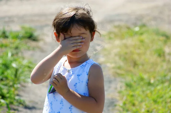 Fetiță ascunsă, pentru a acoperi ochiul — Fotografie, imagine de stoc