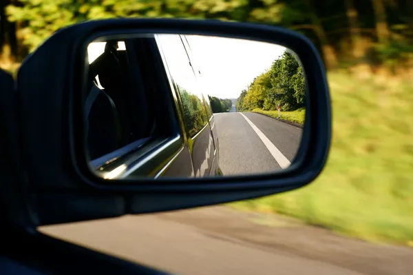 Landschaft im Spiegel eines Autos — Stockfoto