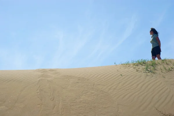 Mujer en las dunas — Foto de Stock