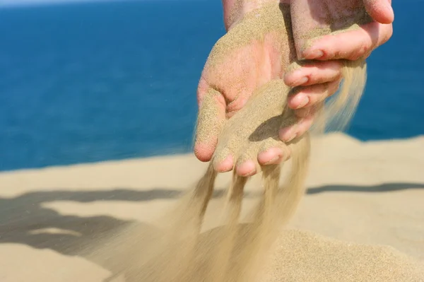 Sand i kvinnlig hand — Stockfoto