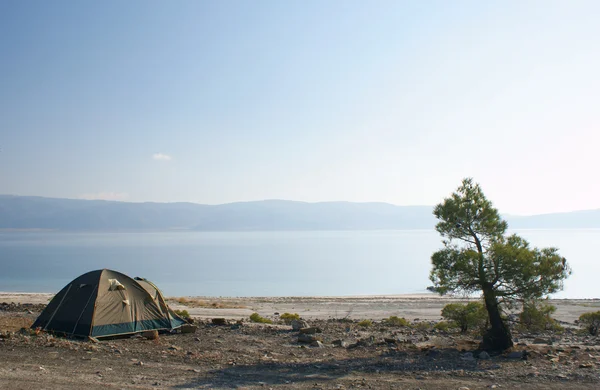 Namiot, jezioro, Błękitne niebo — Zdjęcie stockowe