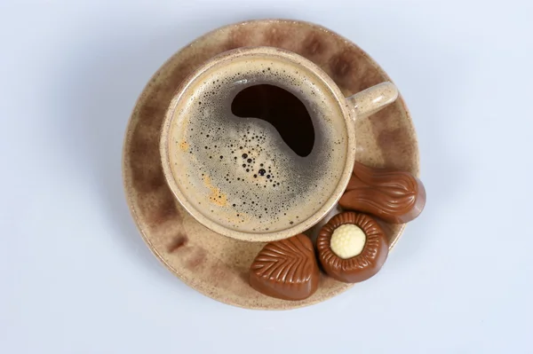 Pralinki czekoladowe kubek z czarnej kawy na biały — Zdjęcie stockowe