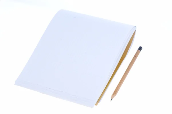 Caderno vazio e lápis isolado no fundo branco — Fotografia de Stock