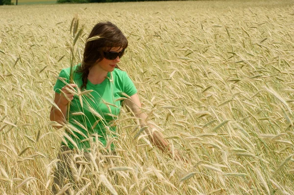Woman in fields of corn — Stock Photo, Image