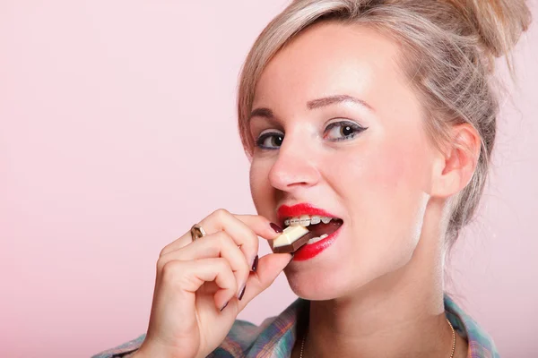 Pinup menina mulher comer chocolate retrato — Fotografia de Stock