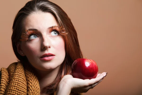 Осенняя женщина красное яблоко свежая девушка гламурные ресницы — стоковое фото