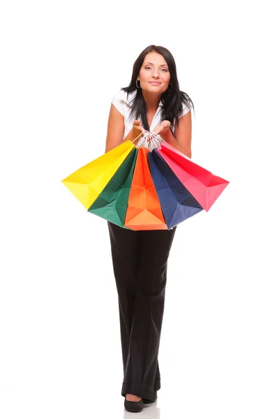 Retrato de mulher jovem carregando sacos de compras contra o bac branco — Fotografia de Stock