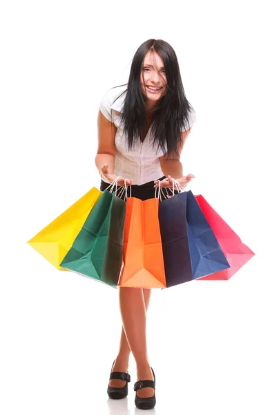 Porträt einer jungen Frau, die Einkaufstüten gegen weißen Bac trägt — Stockfoto