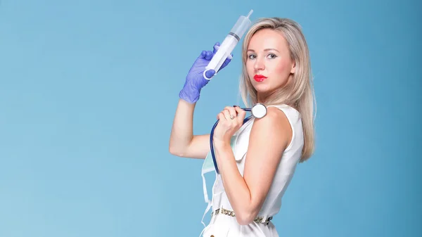 Sexuelle Frau im Krankenschwesteranzug mit Spritze blau — Stockfoto