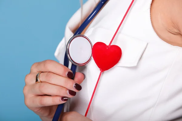 Mujer en traje de enfermera con estetoscopio corazón rojo — Foto de Stock