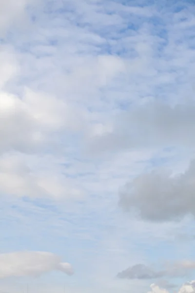 Modrá obloha s mraky meteorologie — Stock fotografie