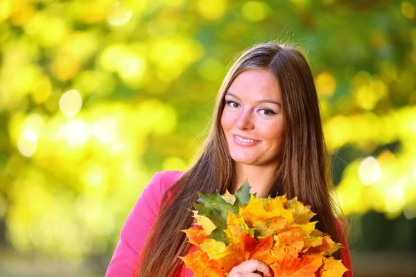 Autunno donna su foglie sfondo — Foto Stock