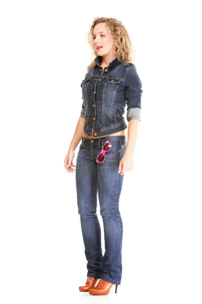 Linda jovem loira de pé corpo inteiro em jeans isolar — Fotografia de Stock