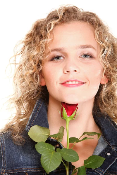 Linda jovem loira no retrato romântico vermelho rosa isola — Fotografia de Stock