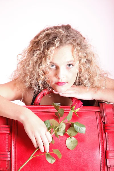 Linda jovem loira romântica rosa vermelha — Fotografia de Stock