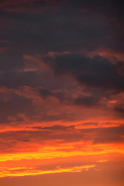 Dramatické západu slunce obloha mraky — Stock fotografie