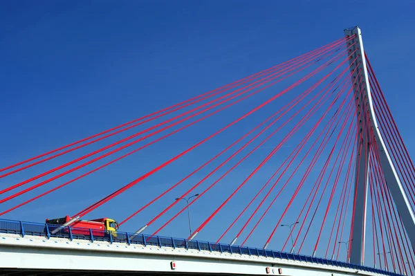 Hängbro på blå himmel — Stockfoto