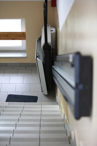 Behindertenaufzug Treppe im Gebäude — Stockfoto