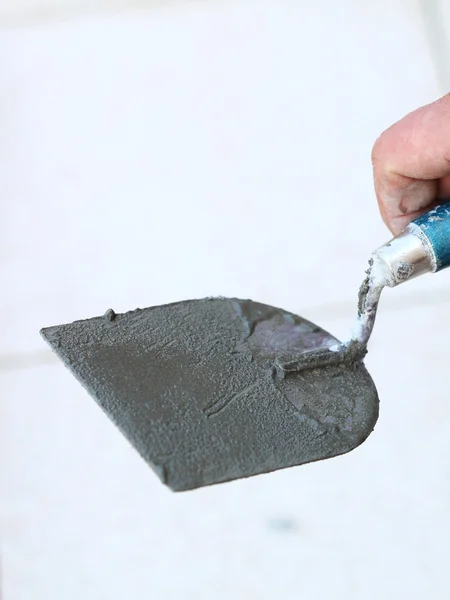 Construction worker is tiling at home — Stock Photo, Image